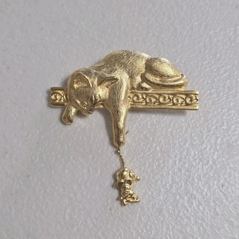 Vintage Gold Tone Cat Brooch Pin Kitten Dangling Mouse Grandma Stamped JJ